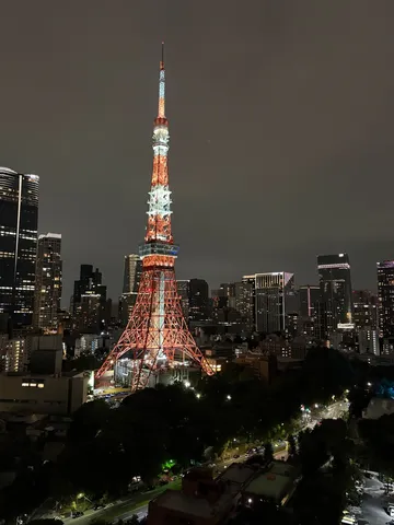 夜の街、赤白のヒーロー参上！