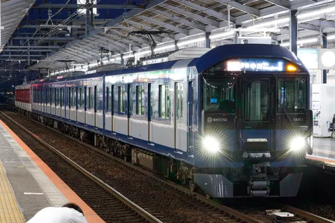 夜の駅に滑り込む光の軌跡