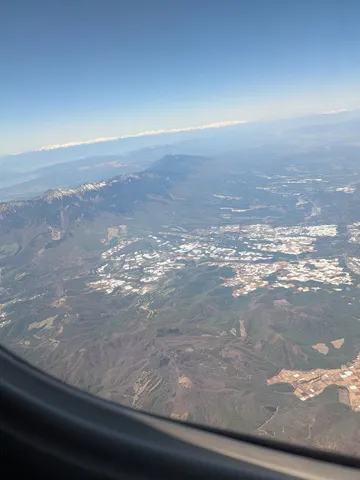広がる山々と白い屋根