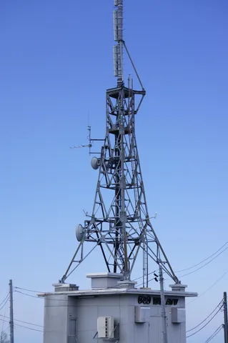 空に向かってそびえる電波塔