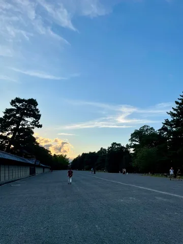 黄昏時の広大な道