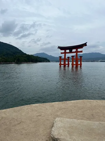 水面に映る朱色の鳥居