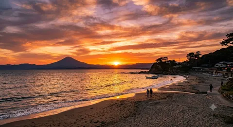 夕暮れに染まる海辺の散歩道