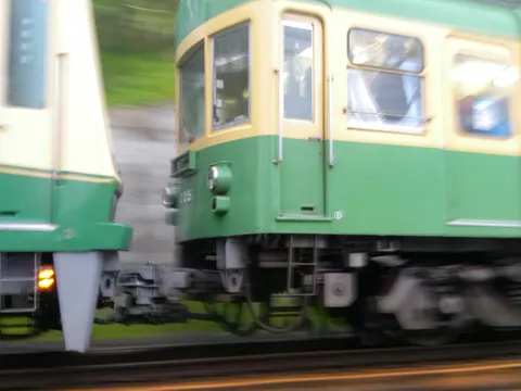 疾走する列車の緑と黄色