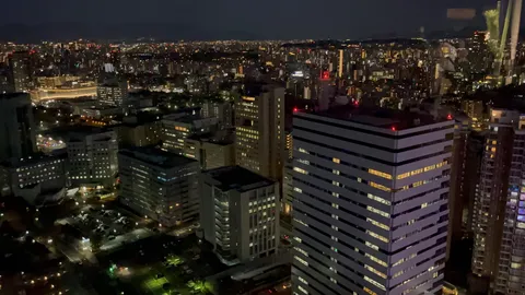夜の都会に映る影
