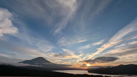 空と山の静かな邂逅