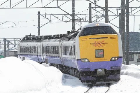 雪景色を走るカラフル列車