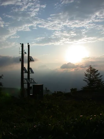 山頂の電波塔と夕暮れの空