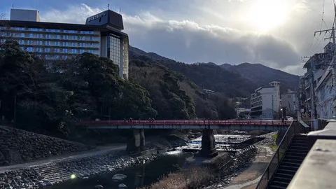 山間の温泉街、静かなる夜明け