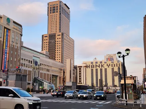 夕暮れの都会に感謝の文字