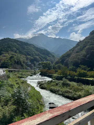 清流が奏でる山峡の調べ