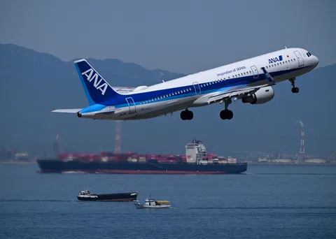 空飛ぶ巨人と、地道な船たち