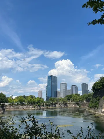 空と川と高層の夏景色