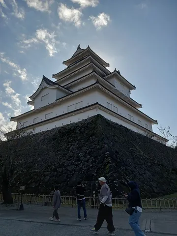白壁と石垣が映える城影
