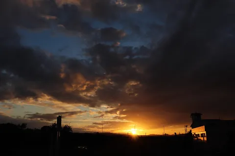 夕暮れ、ビルと空のコントラスト