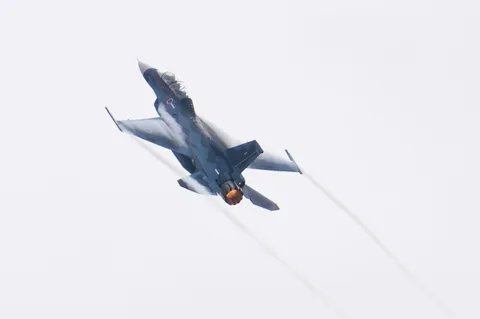 空へ切り裂く青の軌跡