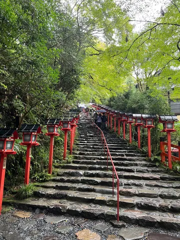 石段と灯籠の静かな路