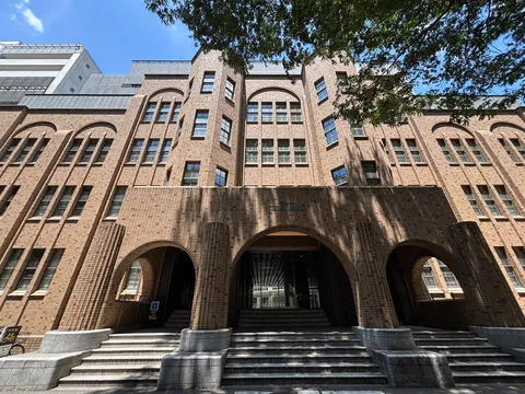 アーチが誘う古き館