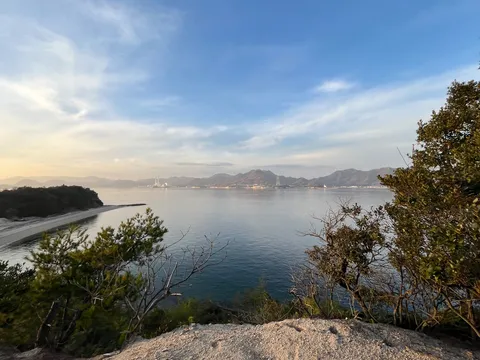 青と緑のコントラスト、静かな湾岸