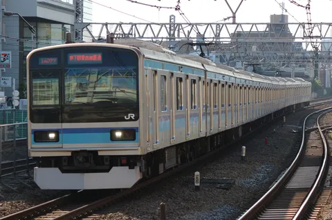 長い直線を走る列車の影