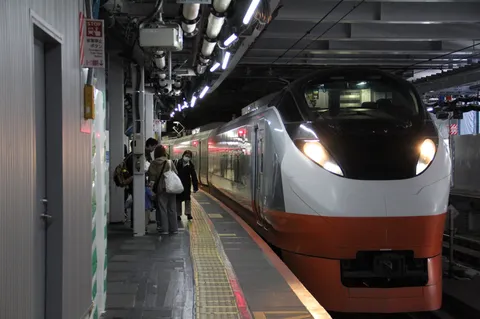 旅立ちのホーム、電車と人々