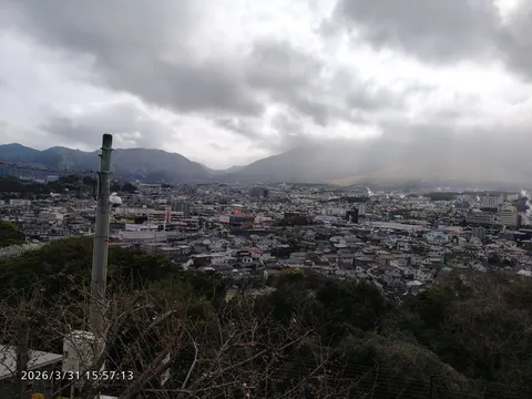 曇り空に霞む街並み