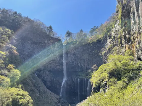 荘厳な滝と青空の絶景