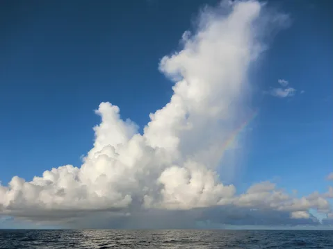 海と雲と虹の静寂