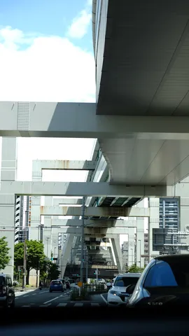 高架下の日常、空と鉄骨のコントラスト