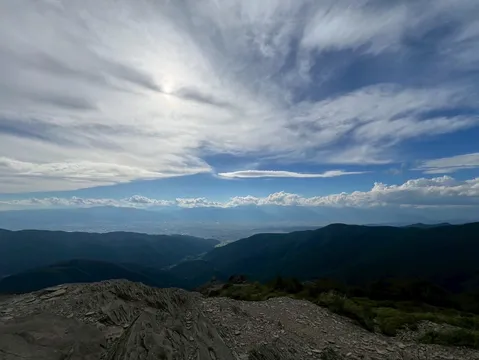 山頂から見下ろす街並みと雲海