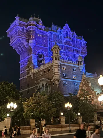 夜空に浮かぶ城の光