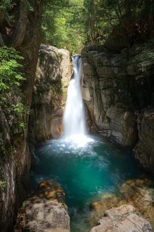 碧き淵に注ぐ水のベール