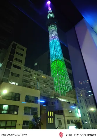 夜空に伸びる光のグラデーション