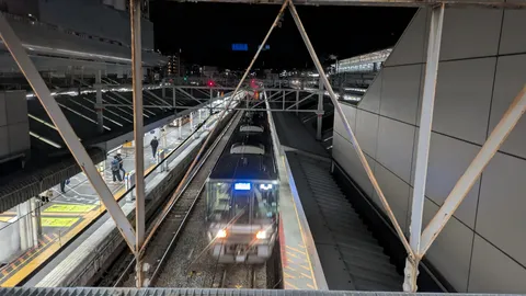 夜の駅に滑り込む電光石火