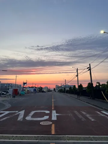 夕焼けロード、白い文字がアクセント