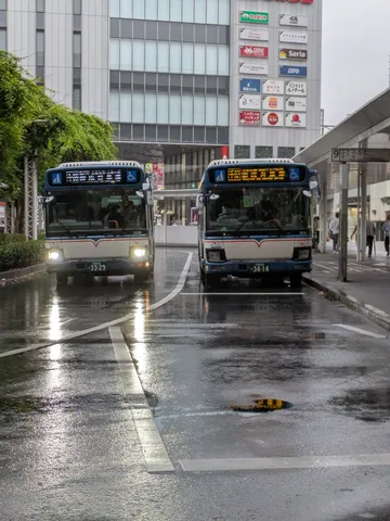 光を映す都市の雨景色