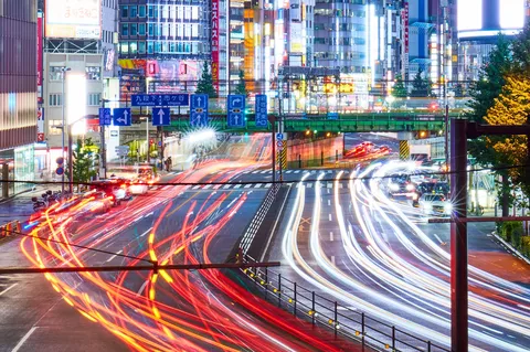 光の軌跡が織りなす都市の夜
