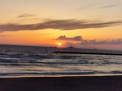 茜空と静かな海、遠くの富士
