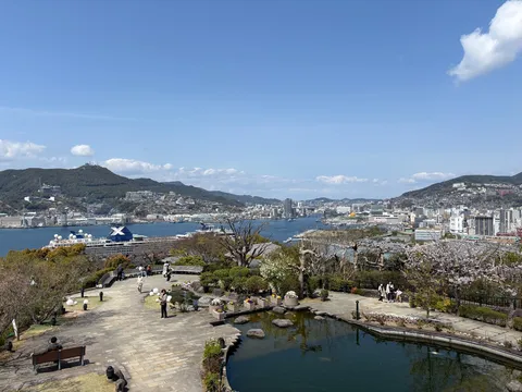 港町に広がる空と緑