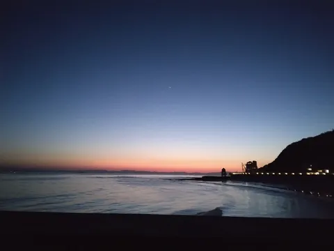 茜色に染まる水辺の黄昏