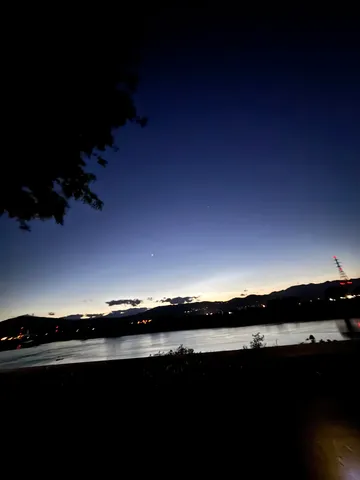 静寂の夜明け、移ろう空と街の灯り
