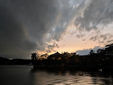 雨雲と夕焼けのコントラスト