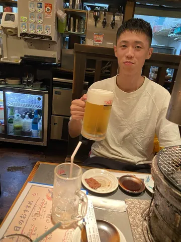 夜の居酒屋で乾杯の瞬間