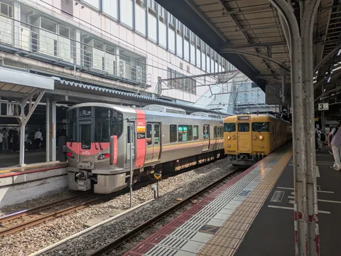 列車の交差、日常の風景