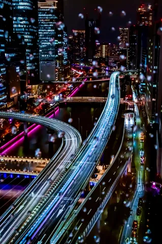 光の帯が舞う都市の夜景