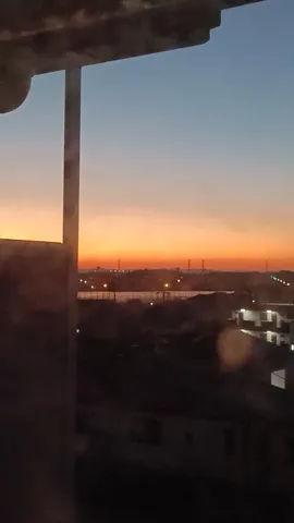 窓辺に映る、茜色の空と街の灯り