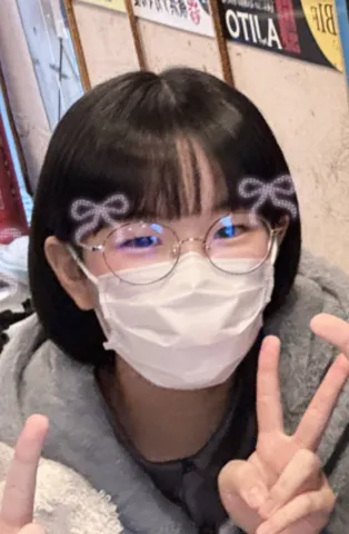 キュートなリボンとピースサイン