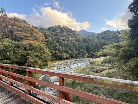 秋風と小川のささやき