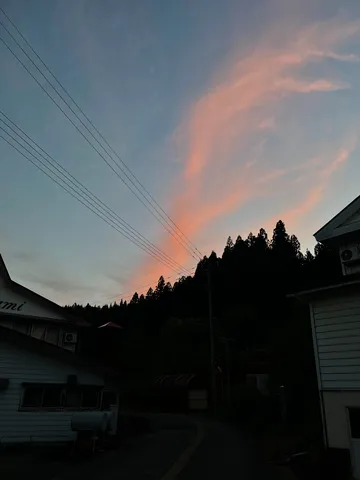 夕暮れに染まる空と山々