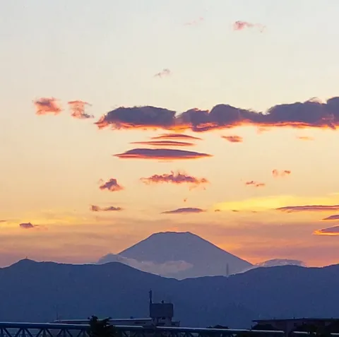 幻想的な空と富士山